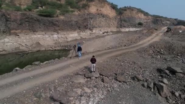 Luchtfoto Van Drone Van Beboste Rotsachtige Heuvels Landschap — Stockvideo