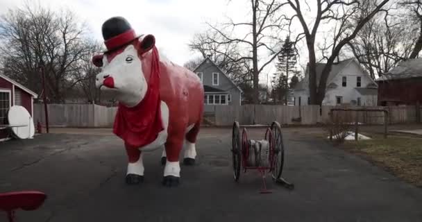 Estatua Vaca Roja Blanca — Vídeo de stock