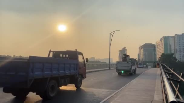 Gün Batımında Bangladeş Dhaka Şehrinde Birkaç Aracın Geçtiği Dış Köprü — Stok video