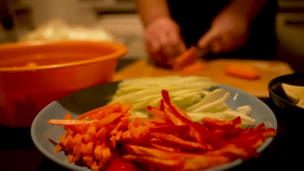 Vista Frontal Uma Pessoa Cortando Legumes Uma Mesa Cozinha — Vídeo de Stock