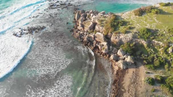 伊朗基什岛海滩上的岩石和沙滩上波涛汹涌 基什岛是中东游客最多的旅游胜地之一 — 图库视频影像