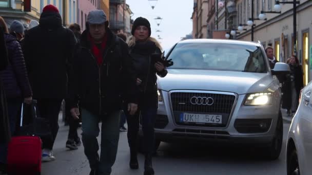 Slomo Frontal Mulher Correndo Frente Carro Rua Estocolmo — Vídeo de Stock