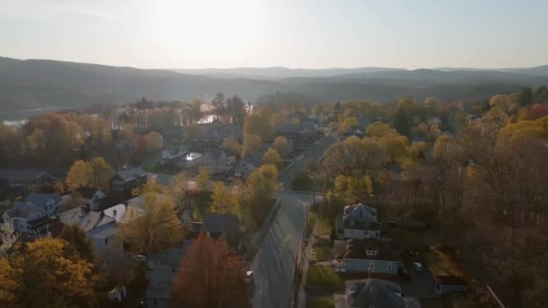 Despegue Aéreo Desde Suelo Hasta Soleado Cielo Otoñal Con Una — Vídeo de stock