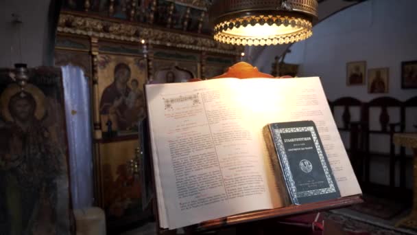 Religious Greek Book Wide Angle Shot Gambarnya Emas Dengan Cahaya — Stok Video