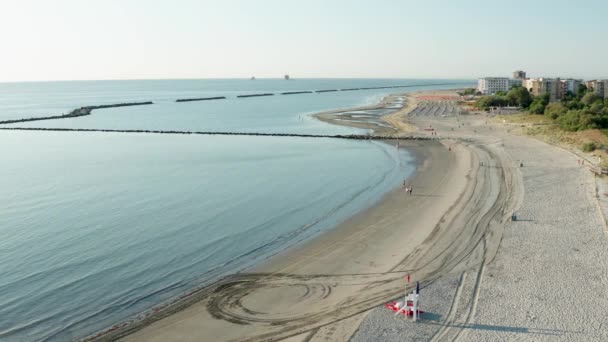 Foto Aérea Playa Arena Con Sombrillas Mar Adriático Típica Costa — Vídeo de stock