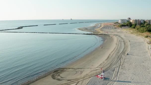 Flygfoto Sandstrand Med Paraplyer Och Adriatiska Havet Typiska Emilia Romagna — Stockvideo