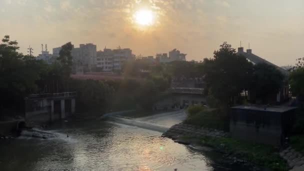 Orange Sunset Skies River Waterway Distrito Urbano Dhaka Bangladesh — Vídeos de Stock