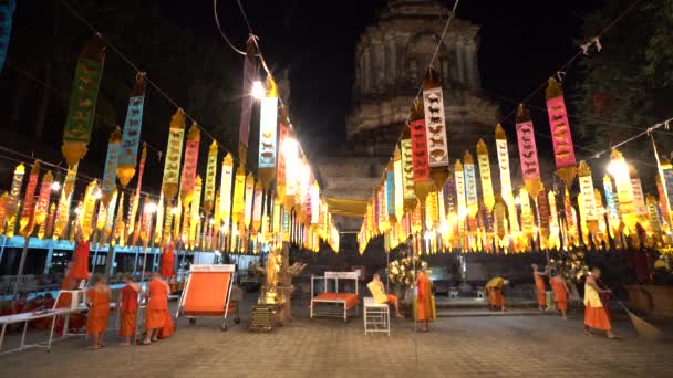 Młodzi Mnisi Zajęci Przygotowaniami Ceremonii Buddyjskiej Wat Lok Moli Chiang — Wideo stockowe