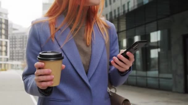 Sokakta Yürürken Telefonda Yazan Kızıl Saçlı Kadın Kadını Kadını Konsepti — Stok video