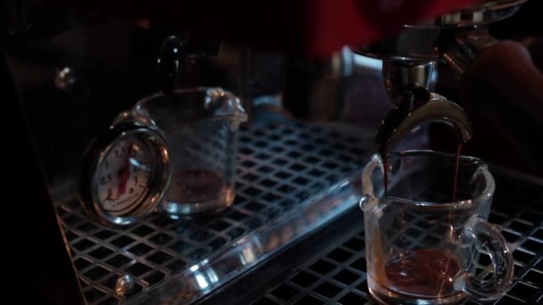 Der Erste Morgendliche Espresso Schuss Zeitlupe Gezogen — Stockvideo