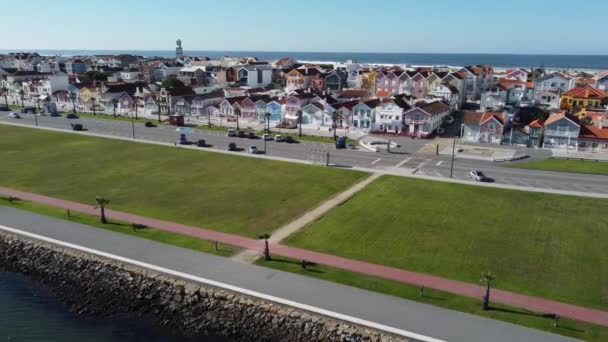 Flygfoto Färgade Hus Costa Nova Prado Portugal Börjar Ovanför Floden — Stockvideo