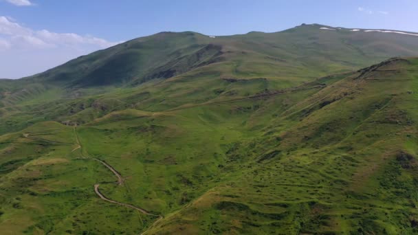 Aerial View Overlooking Greenery Highlands Sunny Armenia Circling Drone Shot — Vídeo de stock