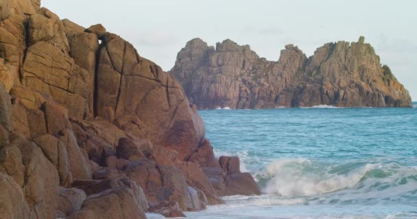 Blue Waves Splashing Rocky Cliffs Logan Rock Background Porthcurno Beach — Vídeo de stock