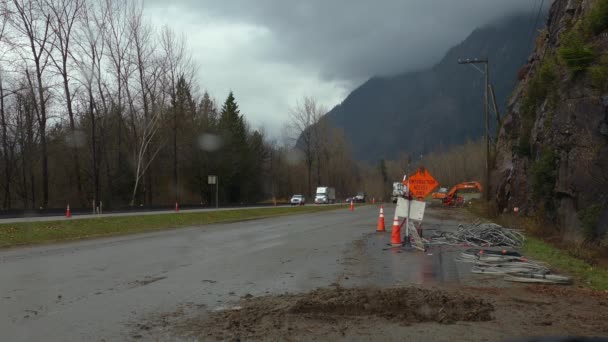 Attrezzature Costruzione Coni Arancioni Cartelli Stradali Sul Lato Della Strada — Video Stock