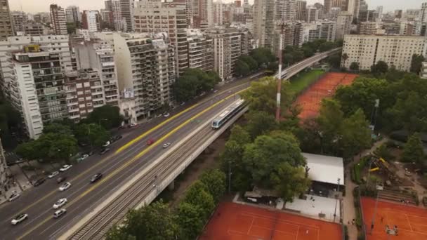 Panoramabilder Tåg Med Järnväg Och Byggnader Bakgrunden Buenos Aires City — Stockvideo