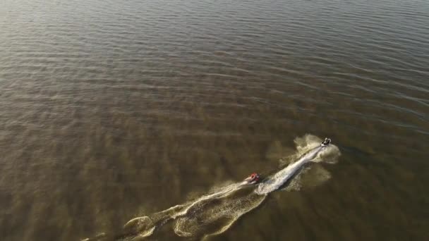 Drone Flygning Efter Jet Ski Och Uppblåsbar Båt Över Rio — Stockvideo