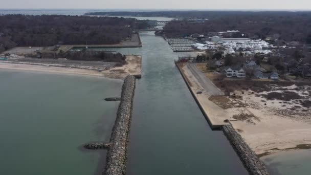 纽约长岛汉普顿湾信纳科运河的空中景观 在阴天里 无人驾驶相机在运河的长度上 从皮孔河到新诺克湾 遥遥领先 — 图库视频影像