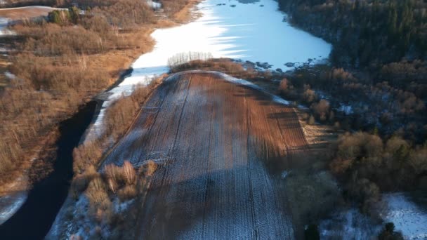 Aerial Rzędy Zaoranej Ziemi Pokryte Śniegiem Mrozem Wczesną Wiosną Pobliżu — Wideo stockowe