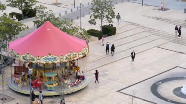 Merry Spins People Watch Walk French Town Square Clermont Ferrand — Stok video