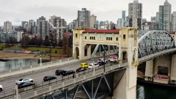 Canadian Truckers Freedom Convoy Opposing Covid Mandates Burrard Street Bridge — Vídeos de Stock