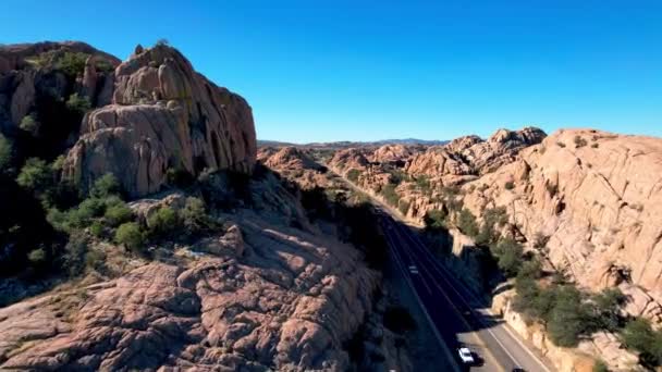 Autopistas Arizona Aérea Carretera Través Acantilados Roca Roja Cerca Prescott — Vídeo de stock