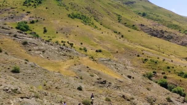 在亚美尼亚丝绸之路上 一群骑马的人俯瞰着空中的低空景象 无人驾驶飞机开了一枪 — 图库视频影像