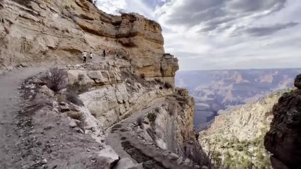 高い所への恐怖グランドキャニオンへのハイキング — ストック動画