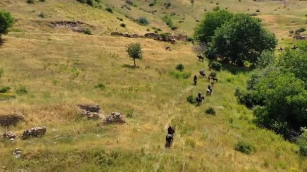 Vista Aérea Alrededor Del Grupo Jinetes Caballo Ruta Seda Armenia — Vídeo de stock