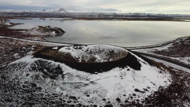 Drone Antenn Utsikt Över Vulkanen Bredvid Sjön Island Med Soluppgång — Stockvideo