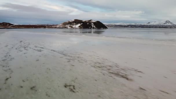 低空飞行无人驾驶飞机飞越冰湖飞往冰岛火山 — 图库视频影像