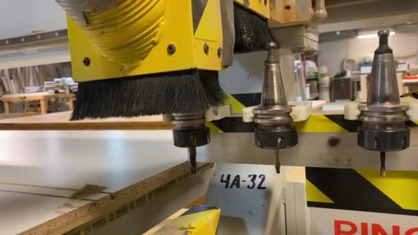 Sebuah Router Cnc Memuat Alat Pemotong Baru Dari Alat Carousel — Stok Video