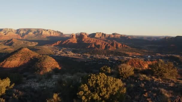 Piękne Malownicze Zdjęcie Drona Naturalnego Krajobrazu Górami Skalistymi Krzewami Liści — Wideo stockowe