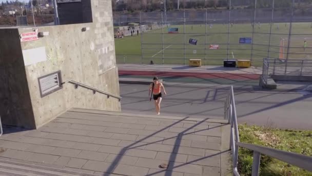 Jovem Mulher Correndo Escadas Sutiã Esportivo Laranja Shorts Pan Esquerda — Vídeo de Stock