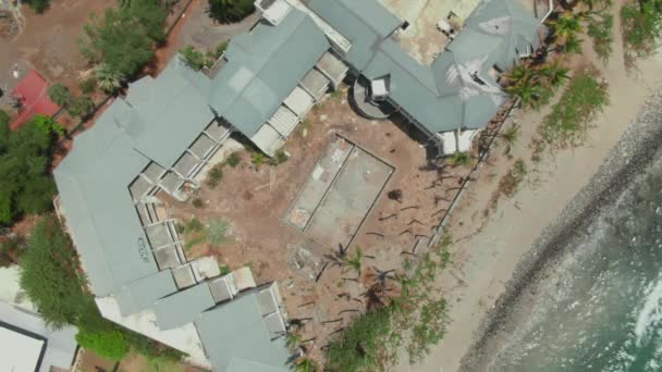 Aerial Εγκαταλελειμμένο Ξενοδοχείο Στην Παραλία Drone Εναέρια Λήψη — Αρχείο Βίντεο