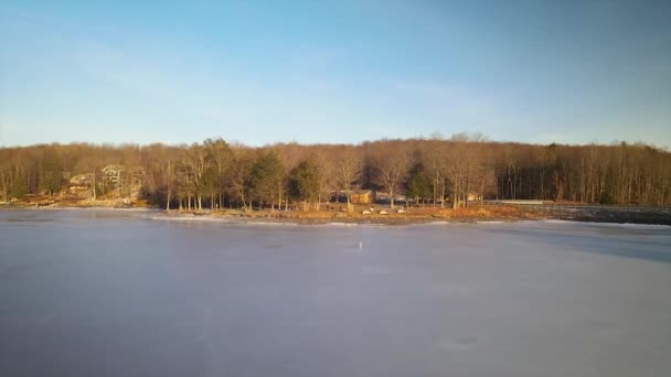 Una Comunità Lacustre Nelle Montagne Del Pocono Durante Inverno — Video Stock
