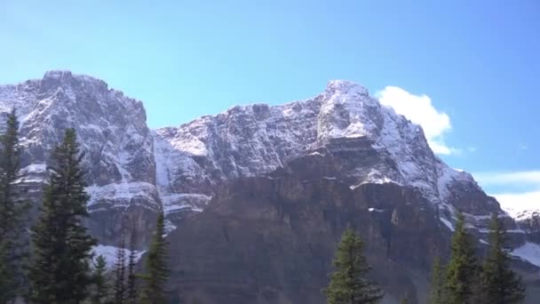 Dirigir Por Snow Capped Peaks Conifer Forest Wilderness Canada Drivers — Vídeo de Stock