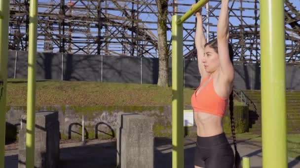 Mujer Latina Haciendo Rodilla Colgante Levantamiento Piernas Para Ejercicio Del — Vídeos de Stock