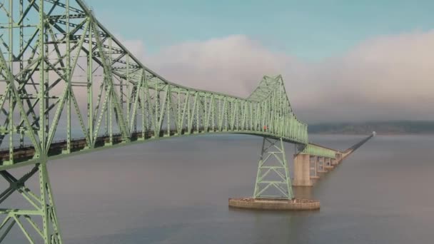 Aerial Big Steel Bridge Columbia River Oregon Drone Dolly Out — ストック動画