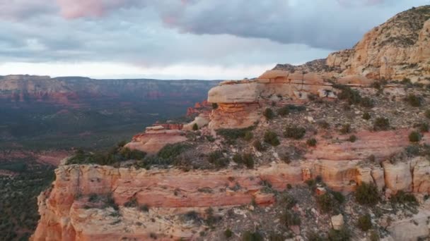 Schöne Zoom Drohnenaufnahme Natürlicher Gebirgsformationen Aufnahme Von Red Bell Rock — Stockvideo