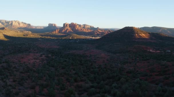 美しい夕暮れの絵のように美しい無人偵察機は 岩の多い山々とセドナ アリゾナ州 米国の忙しい葉で自然の風景を撮影しました 日没時のソノラ砂漠 Uhd — ストック動画