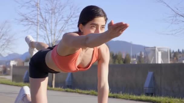 Primo Piano Donna Che Bharmanasana Yoga Tavolo Posa Con Braccio — Video Stock