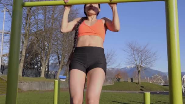 Açık Hava Parkındaki Barda Barfiks Çeken Atletik Genç Bir Kadın — Stok video