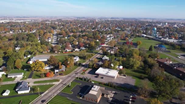 Van Wert Ohio Usa 日落时分 市民近郊的交通及多彩的树木全景全景 — 图库视频影像