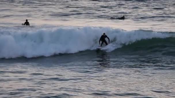 Slow Motion Surfer Riding Surfing Board Oceanie Spokojnym Fale Zachodnim — Wideo stockowe