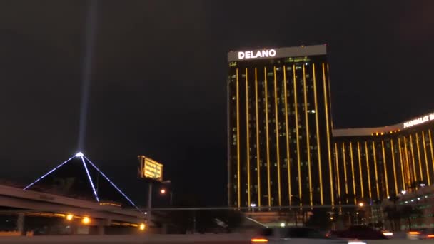 Driving Las Vegas Night Delano Hotel Luxor Hotel Casino Glowing — Vídeos de Stock