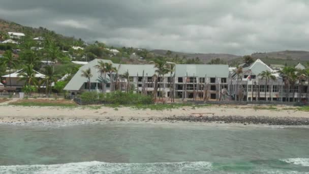 Aerial Opuštěný Hotel Pláži Drone Dolly — Stock video