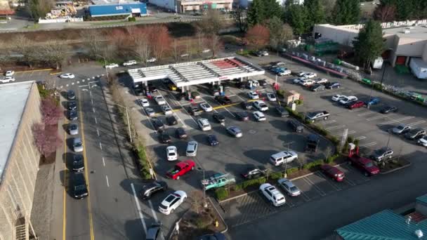 Cinematic Aerial Drone Rise Reverse Shot Long Lines Gas Station — ストック動画