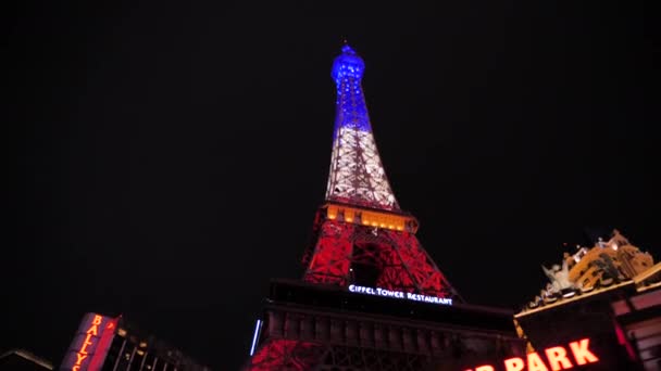 Las Vegas Strip Night Replika Eiffelovy Věže Francouzských Národních Vlajkových — Stock video