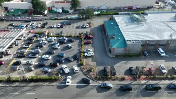 Cinematic Aerial Drone Footage Cars Long Lines Gas Station Washington — Video Stock