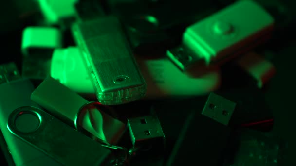 Μεταχειρισμένα Usb Sticks Και Flash Drives Φορητή Αποθήκευση Δεδομένων Πράσινο — Αρχείο Βίντεο